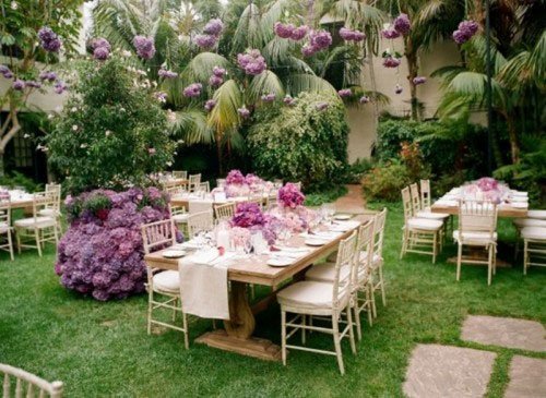 bouquets de fleurs violettes suspendues et boule de fleurs violettes  decoratioin de jardin reception mariage originale